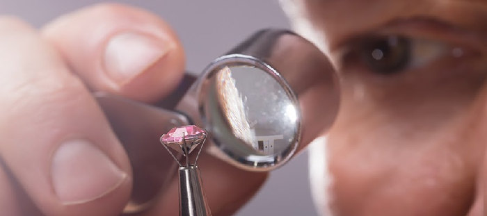 Der Diamantring auf dem Prüfstand – der Lichtreflexionstest